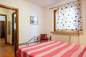 a bedroom with a bed and a window with a curtain at Bilo Gardenia in Marina di Grosseto +19 photos
