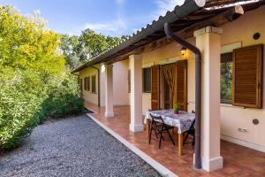 a house with a table and chairs on a patio at Bilo Gardenia in Marina di Grosseto