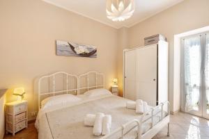 ein Schlafzimmer mit einem weißen Bett und einem weißen Schrank in der Unterkunft Pocket House in Osiglia