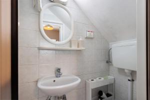 ein Badezimmer mit Waschbecken und Spiegel in der Unterkunft Pocket House in Osiglia + 28 Fotos