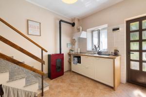 eine Küche mit Spüle und Arbeitsplatte in der Unterkunft Pocket House in Osiglia