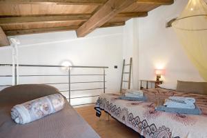 a bedroom with a bed with two towels on it at Nature House Custu Giancu in Cichero