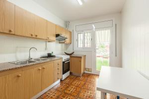 a kitchen with a sink and a stove at Apartamento Villa Mercedes in Rubí +10 photos