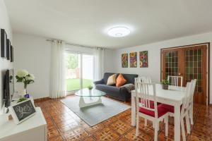 a living room with a couch and a table at Apartamento Villa Mercedes in Rubí