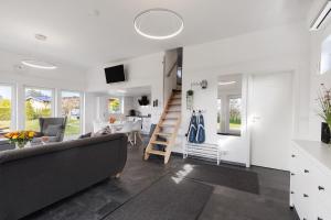 ein Wohnzimmer mit Sofa und Tisch in der Unterkunft Happy-Nest in Oberkrämer