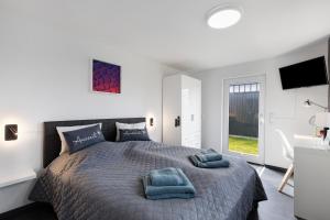 ein Schlafzimmer mit einem großen Bett und blauen Kissen in der Unterkunft Happy-Nest in Oberkrämer