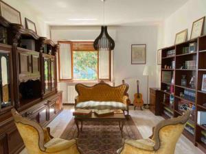 a living room with a couch and a table at Via Verdi 14 in Mondolfo