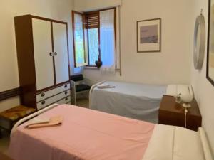 a hospital room with a bed and a mirror at Via Verdi 14 in Mondolfo