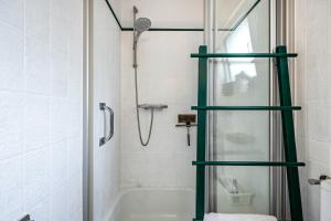 a bathroom with a shower with a glass door at Ferienwohnung im Reiterparadies in Salzhausen +16 photos