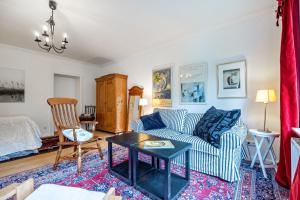 a living room with a couch and a table at Ferienwohnung im Reiterparadies in Salzhausen