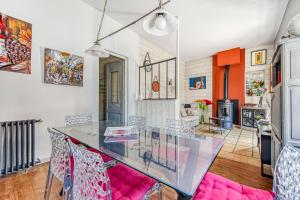 a dining room with a glass table and chairs at Maison de pecheur Arcachon in Arcachon