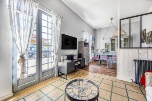 a living room with a couch and a table at Maison de pecheur Arcachon in Arcachon