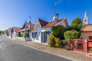 a row of houses on a street with a church at Maison de pecheur Arcachon in Arcachon