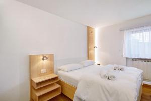 a bedroom with two beds with towels on them at Roda A Parte in Vigo di Fassa