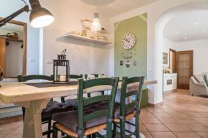 a kitchen and dining room with a table and chairs at Tinas yellow home in Leggiuno