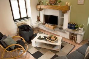 a living room with a fireplace and a tv at Tinas yellow home in Leggiuno