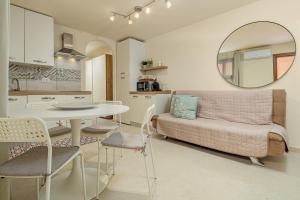 a living room with a couch and a table and a mirror at Dependance con piscina in Punta Molara