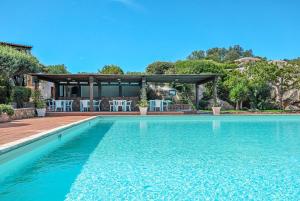 an image of a swimming pool in front of a house at Dependance con piscina in Punta Molara