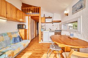 a living room with a couch and a table at Appartement Avec Balcon St Honore in Saint-Honoré +12 photos