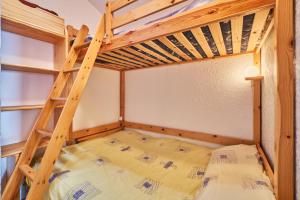 a bunk bed with a ladder in a room at Appartement Avec Balcon St Honore in Saint-Honoré