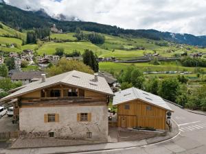 two houses in a village with a mountain at Chalet’s Samer in Sarntal