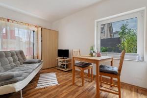 a living room with a couch and a table at Nichtraucher-Ferienwohnung Sandhaas in Ringsheim