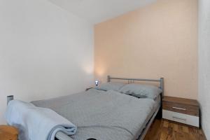 a bedroom with a bed in a room at Nichtraucher-Ferienwohnung Sandhaas in Ringsheim
