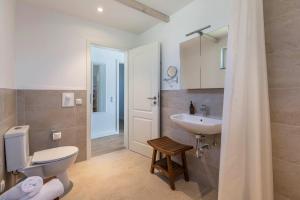 ein Badezimmer mit Toilette und Waschbecken in der Unterkunft Holtdeel in Gelting + 29 Fotos
