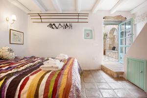a bedroom with a bed with towels on it at Sira Stonehouse lll in Volímai