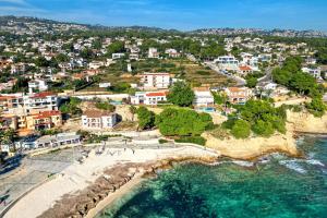 an aerial view of a beach in a town at Perla del Mar Calpe in Benissa