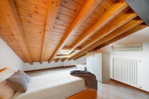 a bedroom with wooden ceilings and a bed in a room at Residence Bardolino in Bardolino +49 photos