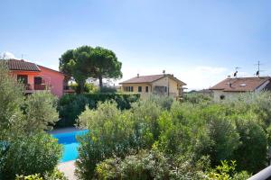 a garden with a swimming pool and houses at Residence Bardolino in Bardolino