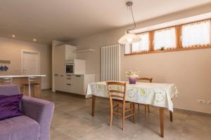 a kitchen and dining room with a table and chairs at Casa Weekend in Revò