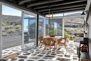 a dining room with a table and chairs at Casa Vereda del Risco in Ye