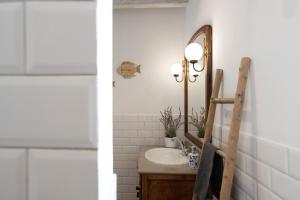 a bathroom with a sink and a mirror at Apartamento Romero in Arrecife +35 photos
