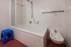 a bathroom with a tub and a toilet and a sink at Lindenhof Apt 7 in Vandoies