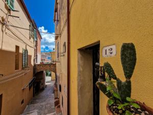 an alley with a number on the side of a building at Il Borgo 5 in Capoliveri