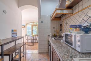 a kitchen with a stove and a counter top at Villa Leale Plemmirio con piscina in Syracuse