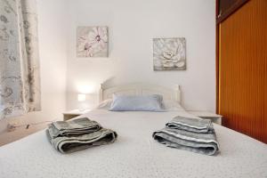 a bedroom with a bed with towels on it at Apartamento Cristobal in Morro del Jable