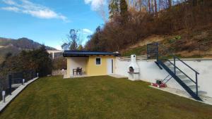 a small yard with a small house with a staircase at Ferienhaus Kesper in Schottwien