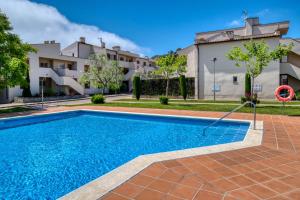a swimming pool in front of a building at Apartament a Sant Antoni de Calonge in Calonge