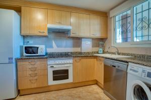 a kitchen with a microwave oven and a dishwasher at Apartament a Sant Antoni de Calonge in Calonge