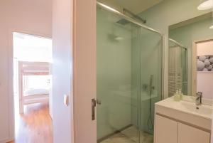 a bathroom with a glass shower and a sink at T3 Moledo Com Piscina e Vista Mar in Moledo +10 photos