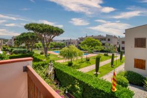 a view of the garden from the balcony of a house at Apartament a Sant Antoni de Calonge in Calonge