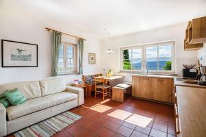 a living room with a couch and a kitchen at Weingut Lieselehof Apt Aurora in Caldaro