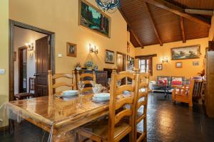 a dining room with a table and chairs at Maseda 1 in Villayón