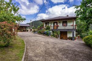 a house with a driveway in front of it at Maseda 1 in Villayón