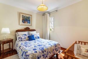 a bedroom with a bed and a window at Villa Retiro in Canhas +35 photos