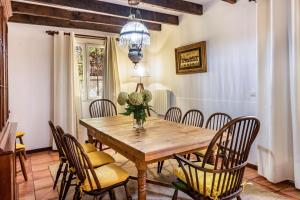 a dining room with a wooden table and chairs at Villa Retiro in Canhas