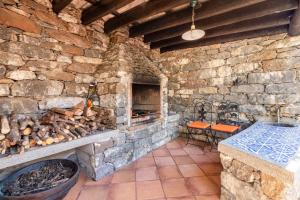 a large stone room with a large stone oven at Villa Retiro in Canhas
